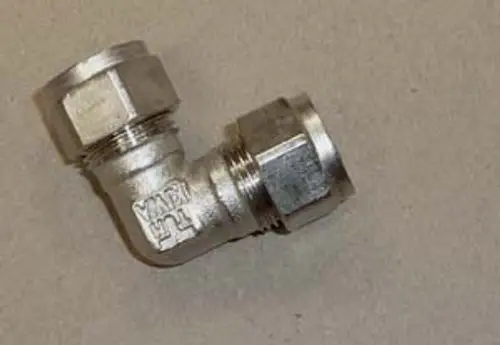 Winkelverschraubung aus Metall mit zwei Gewindeanschlüssen, gefertigt von Remeha. Das Bauteil hat einen 90-Grad-Winkel und dient zur Verbindung von Rohren.